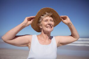 Senior qui se protège de la- canicule