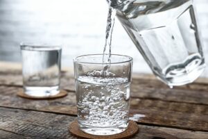 Pensez à bien s'hydrater en buvant un verre d'eau