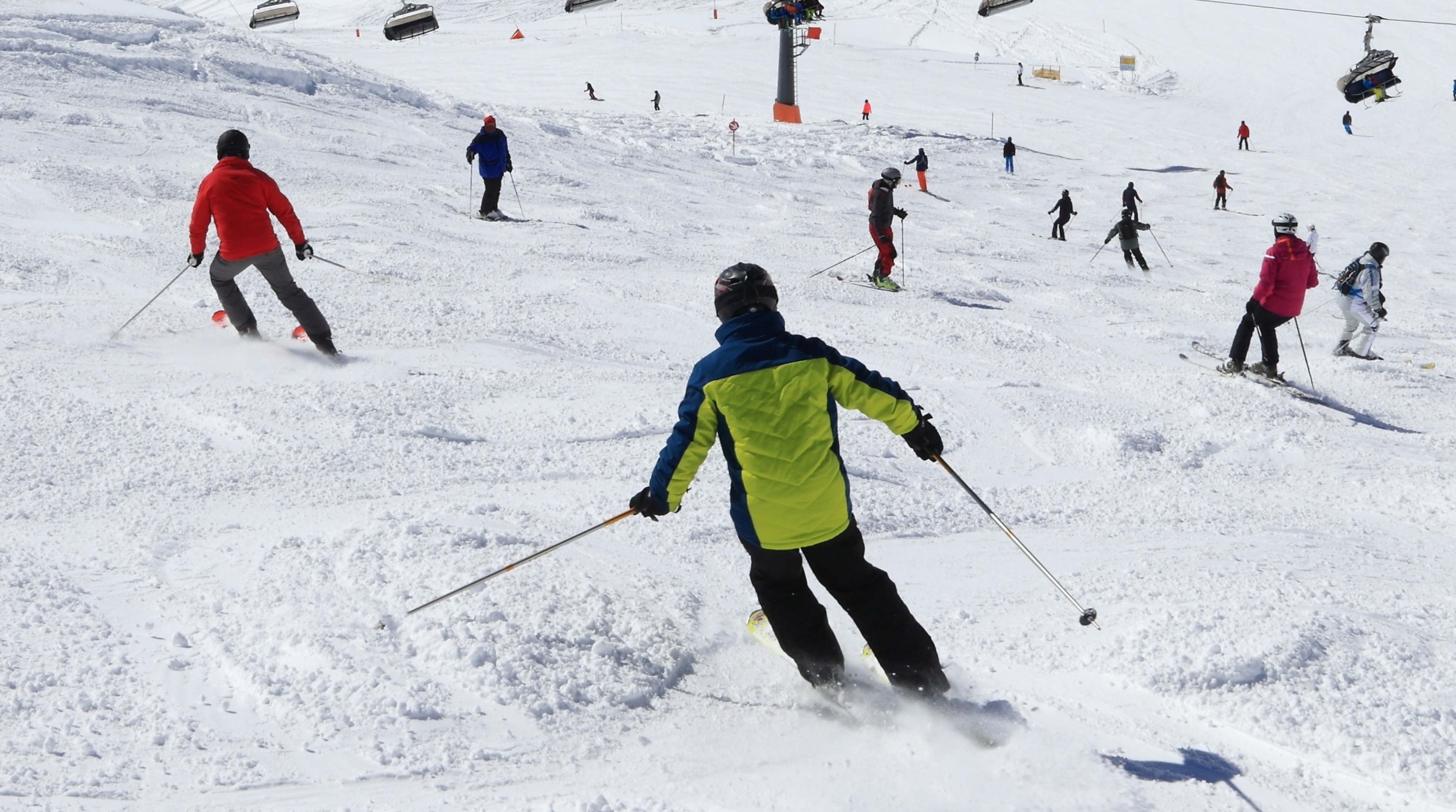 une piste de ski enneigée et paisible, avec des skieurs