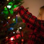Décorations de Noël et sapin sécurisé pour prévenir les accidents domestiques à la maison.